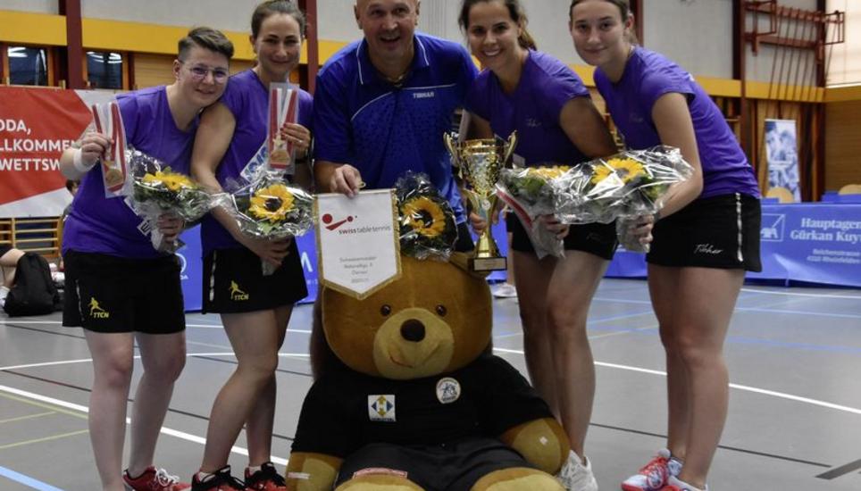 Das grosse Ziel: kann das Damenteam des TTC Neuhausen mit Trainer Pavel Rehorek auch 2022 den Titel holen? Bild: Pascal Oesch