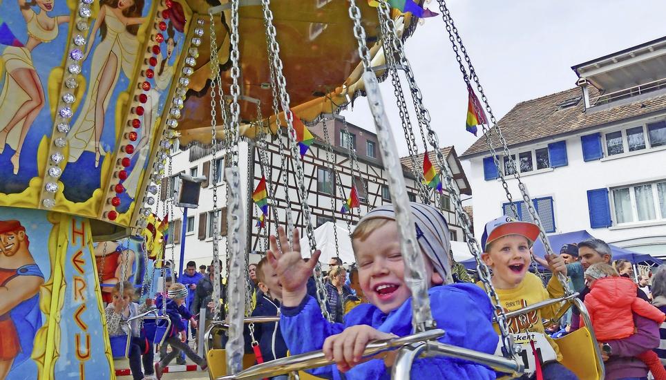 Eine Runde nach der anderen: Das Karussell wurde von den Kindern stark in Anspruch genommen. Bilder: Theo Kübler