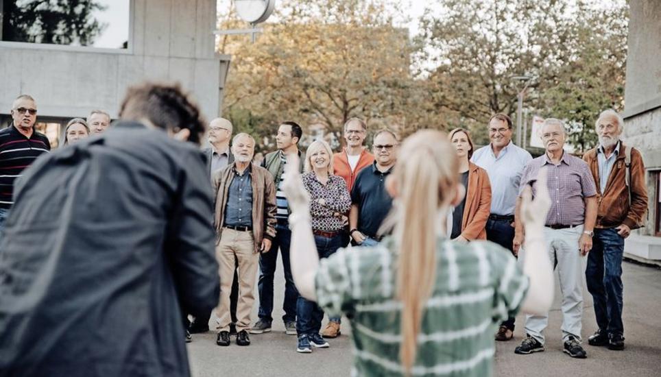Dieses Fotoshooting vom letztem Herbst zeigt noch eine alte Zusammensetzung des Neuhauser Einwohnerrats. Damals wie heute sind junge Kräfte aber nach wie vor die Ausnahme. Nur 6 der 20 Vertreter im Parlament sind aktuell unter 40 Jahre alt. Bild: Roberta Fele