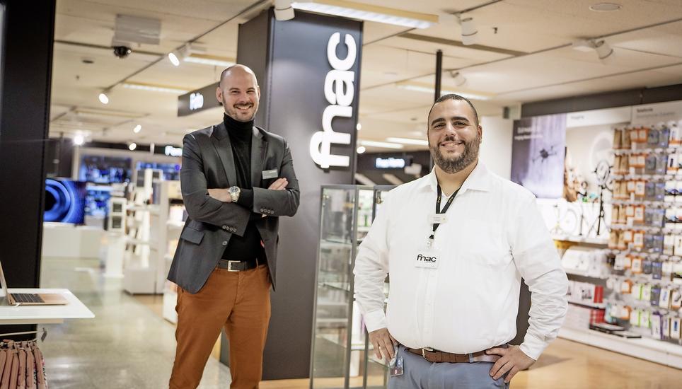 Christoph Gasser, Standortleiter Manor Schaffhausen (l.) und Giuseppe Piga, Filialleiter des Shop-in-Shops von Fnac. Bild: Roberta Fele