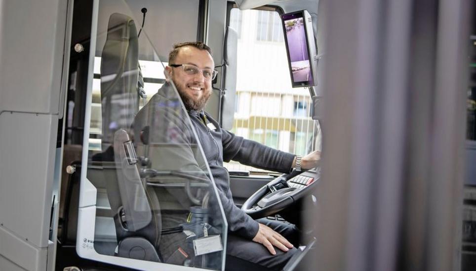Die Schutzscheibe in den E-Bussen der VBSH erinnern zwar an die Pandemie, haben aber nichts damit zu tun. Den Bus fährt Pasquale Laveglias – ohne Maske. Bild: Roberta Fele