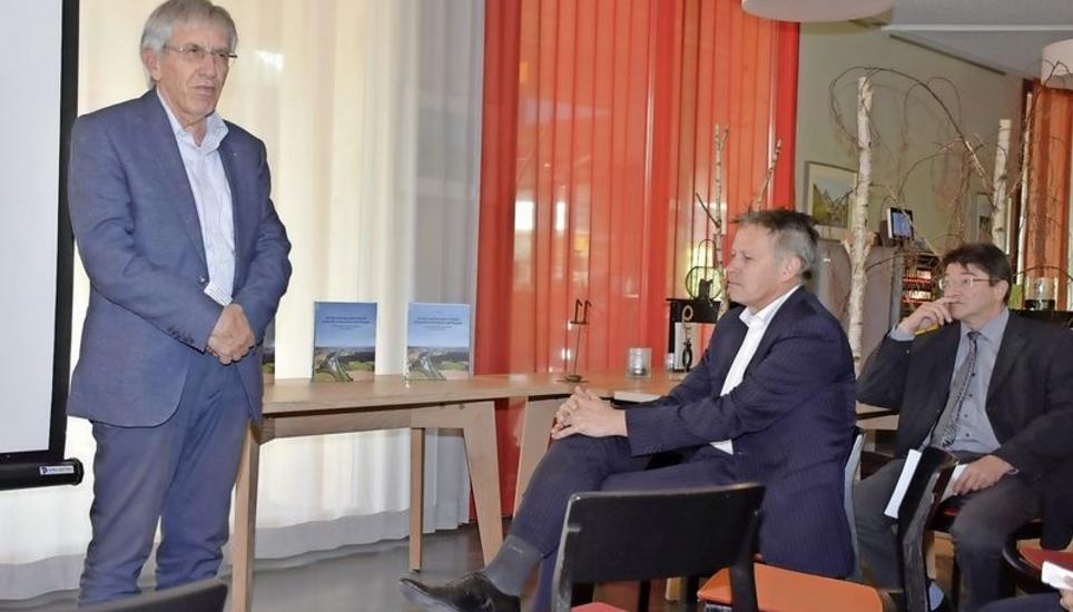 Sie stellten das Buch über die Geschichte der Thur vor (v. l.): Walter Meier, ehemaliger Delegierter des Zürcher Regierungsrates; Christoph Zemp, Amtschef beim Awel, und der Autor Meinrad Suter. Bild: tgü