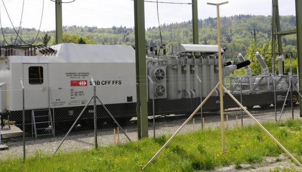 Das fahrbare Unterwerk am Bahnhof Etzwilen soll durch ein feststehendes Gebäude ersetzt werden. Im Vordergrund ein Bauvisier dafür. Bild: Johannes von Arx