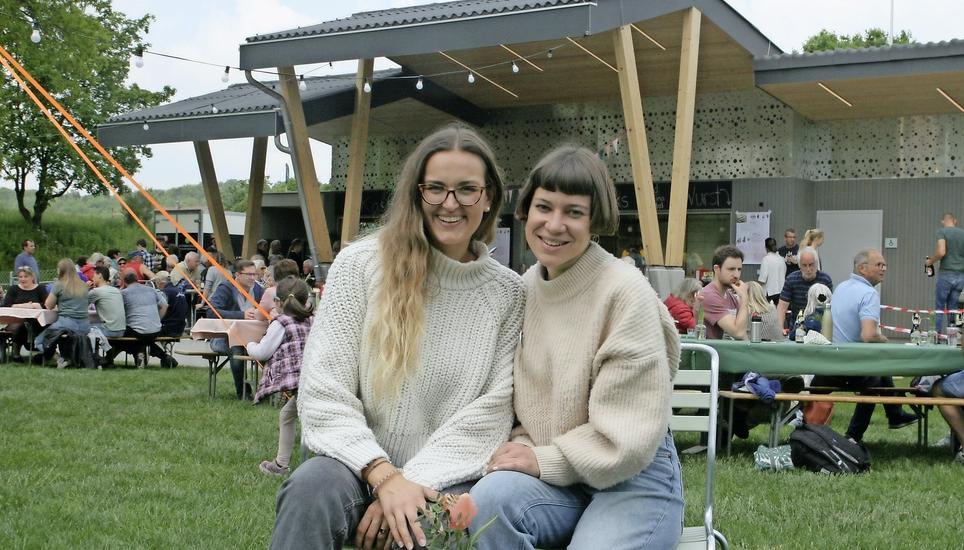 Sie freuten sich über den gelungenen Saisonstart: Selina Hui (links) und Lorena Strohner, die neuen Pächterinnen. Bild: Wolfang Schreiber