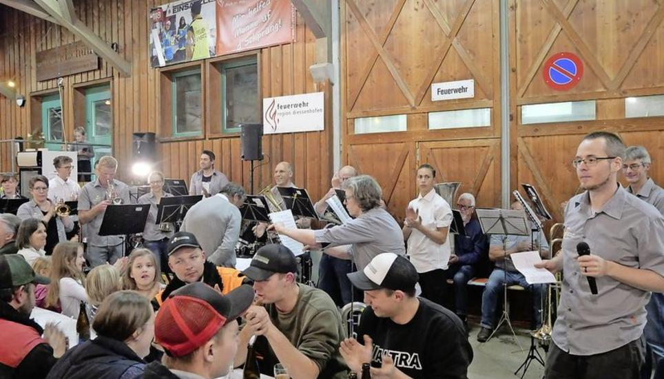 Vereinspräsident Benjamin Emmrich (2. v. r.) zeigte sich hoch erfreut über den grossen Aufmarsch von Gästen am «Güggeli-Fest». Bild: Thomas Brack