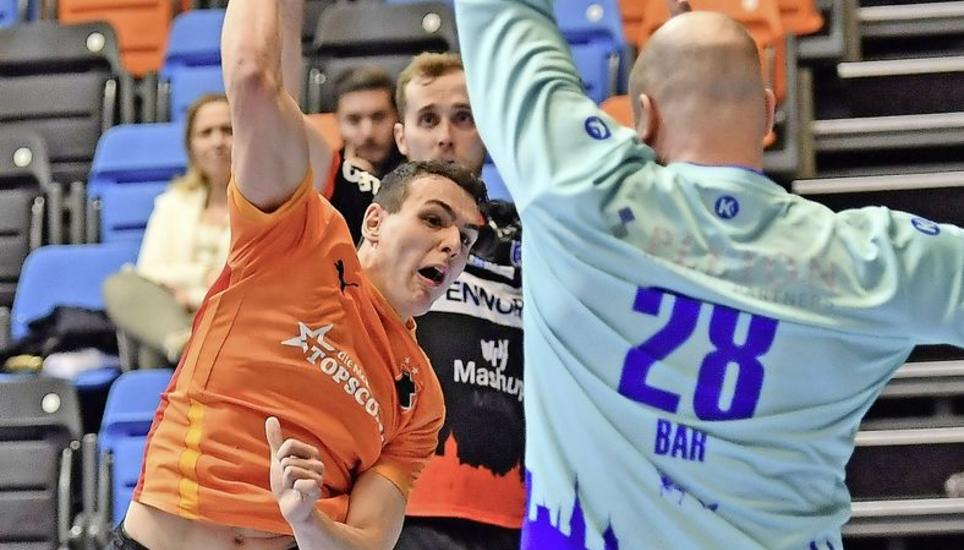 Zwei Protagonisten im Duell: Der Kadetten-Topskorer Samuel Zehnder gegen den GC-Topgoalie Paul Bar. Bild: Michael Kessler