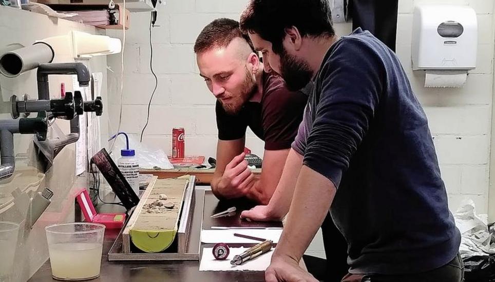 Sebastian Schaller (vorne) und Bennet Schuster untersuchen die Bohrkerne. Bild: zvg