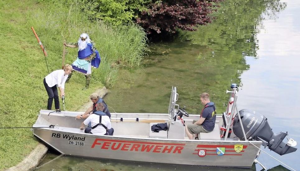 Die alt Bürgermeisterin von Jestetten, Ira Schelling (links), bei der Taufe des neuen Rettungsboots der Feuerwehren Weinland und Jestetten. Bild: Romü