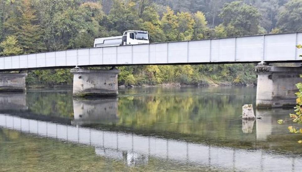 Die Rheinbrücke zwischen Flaach und Rüdlingen wird verschoben. Bild: ajo