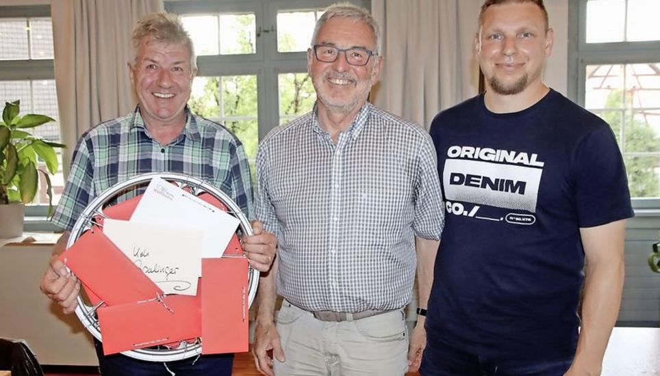 Das scheidende Vorstandsmitglied Ueli Spalinger (links), EGM-Präsident Ruedi Stutz (Mitte) und das neue Vorstandsmitglied Christoph Peter (rechts). Bild: RoMü