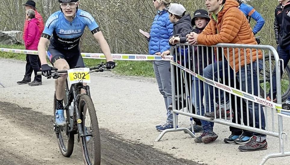 Auf dem Weg nach oben: Der Rüdlinger Biker Philipp Bachmann. Bild: zvg