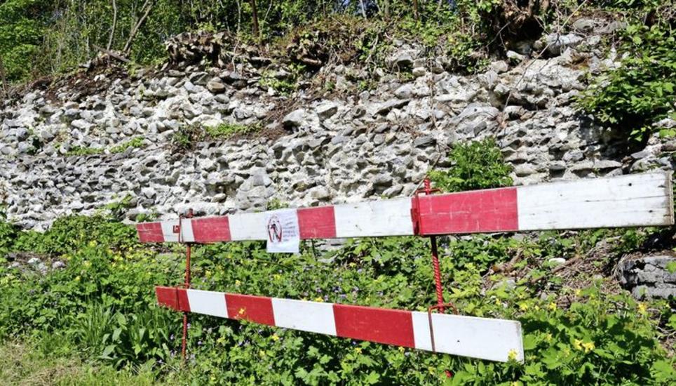 Die Ostmauer des ehemaligen römischen Kastells in Stein am Rhein ist sanierungsbedürftig. Seit einigen Tagen warnen Schilder vor dem Betreten der Ruine. Bild: tma