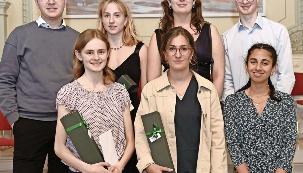 Preisgekrönt für ihre prämierten Maturaarbeiten: v.l.n.r. hintere Reihe Silas Waldvogel, Mia Selina Schatzmann, Marilena Dille und Felix Spengler, vordere Reihe Simona Styger, Moira Cotti und Amira Wildberger; nicht auf dem Bild (krankheitshalber abwesend): Busu Lu. Bild: Eric Bührer