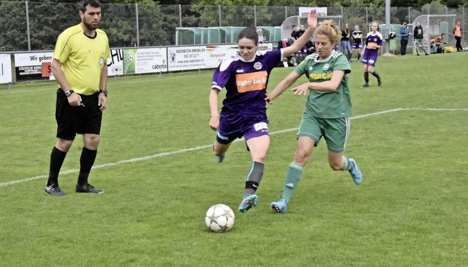 Laufduell um den Ball: Zwischen Thayngen/Neunkirch (violette Trikots) und Diessenhofen (grüne Trikots) gibt es Strafraumszenen en masse. Die Gäste behalten auf dem Sportplatz Prakerwiesen die Oberhand. Bild: Pascal Oesch