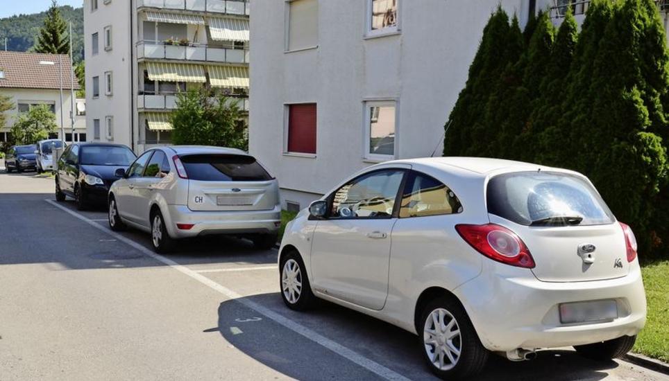 Diese Parkplätze an der Dorfstrasse in Wagenhausen sollen künftig bewirtschaftet werden. Bild: tma