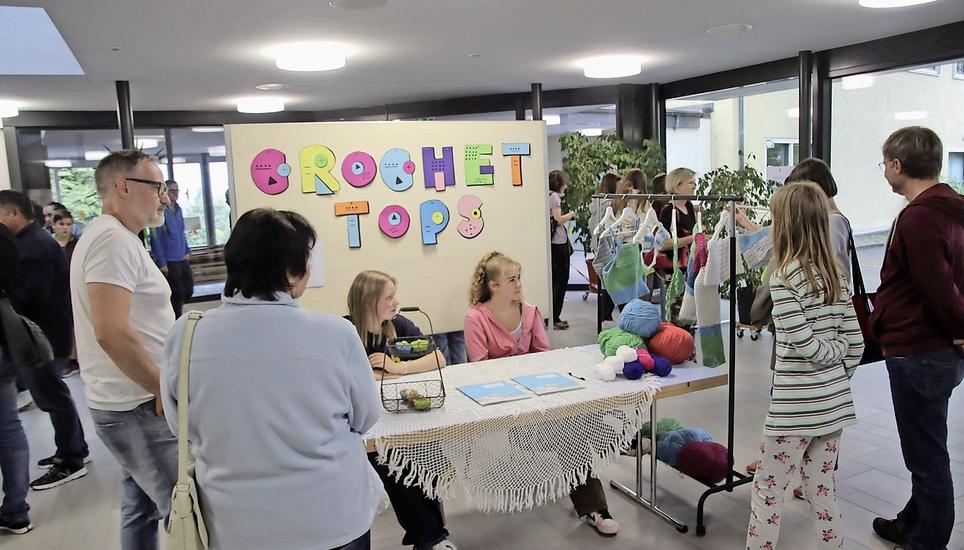 Leonie Ernst und Linda Habeck zeigten ihre Crochet-Tops. Bild: Roland Müller