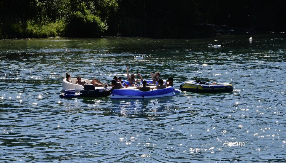 Schwimmkörper wie diese sind im Rhein schwer manövrierfähig und stellen deshalb ein Sicherheitsrisiko dar. Bild: Thomas Martens
