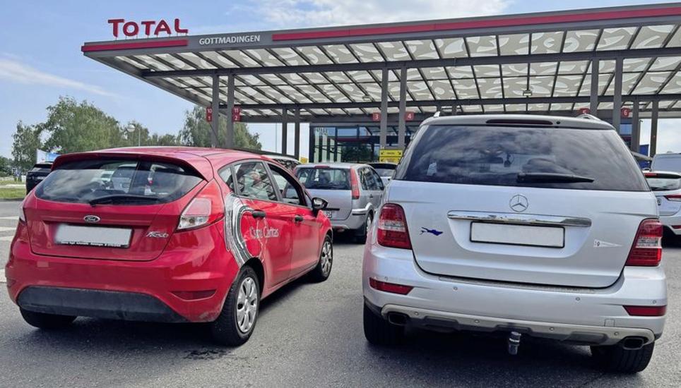 Faktor Preis: Während die Tankstellen in Thayngen kaum benutzt wurden, kam es vor den Zapfsäulen in Gottmadingen zu kleinen Staus. Bild: Tobias Bolli