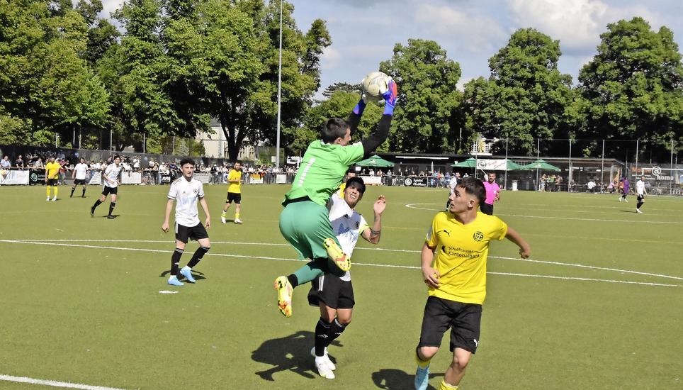 Matthias Grob, Torhüter des FC Schaffhausen 2, fängt im Derby einen Flankenball vor SV-Schaffhausen-Captain Luca Tranquilli ab. Bilder: Pascal Oesch