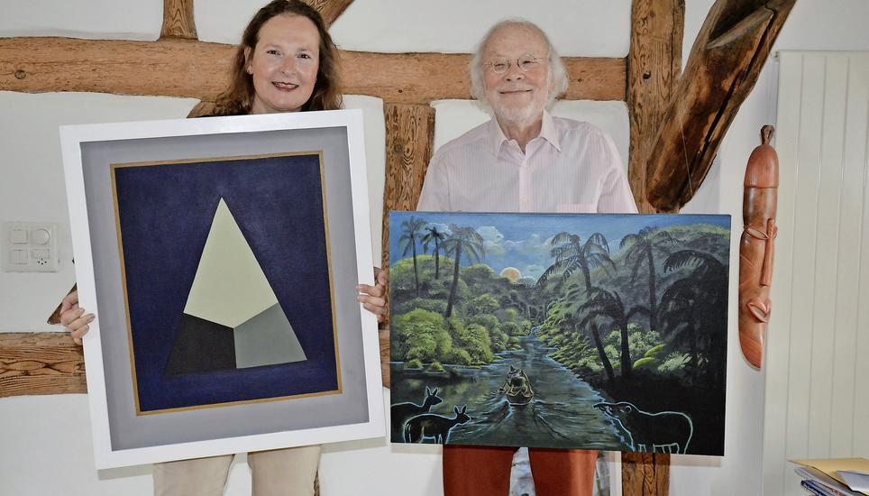 Museumsdirektorin Lucia Angela Cavegn hält «Eckehart III» vom Schaffhauser Erich Brändle und Robert Alder «Wundersam’s Kanufahrt» von Herbert Kopainig aus Stammheim – zwei der geschenkten Kunstwerke. Bild: Thomas Martens