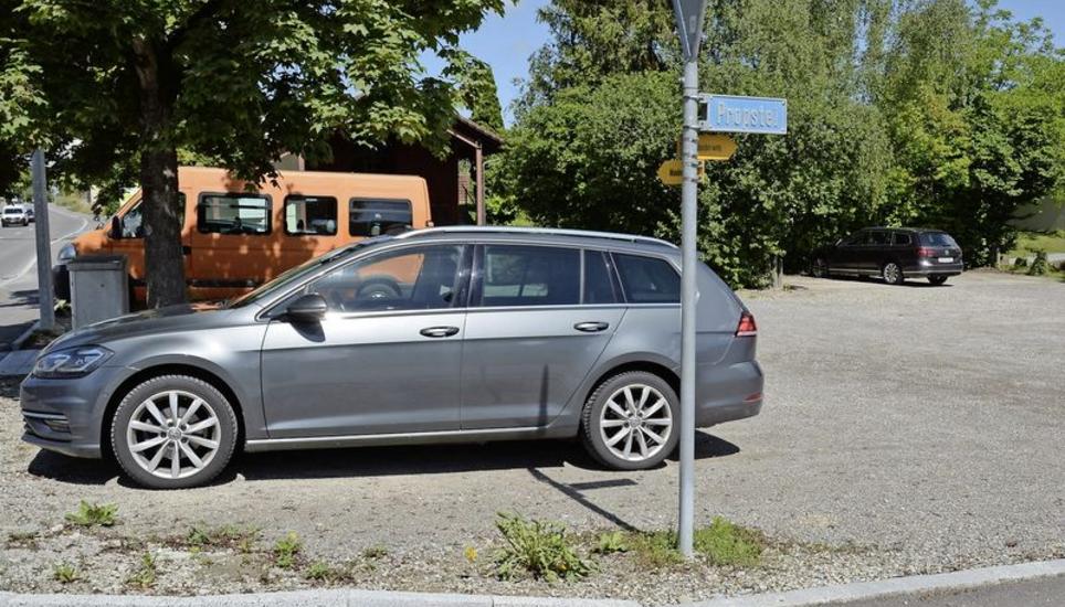 Der Probstei-Parkplatz bleibt wie alle anderen öffentlichen Parkplätze in Wagenhausen gebührenfrei. Bild: tma