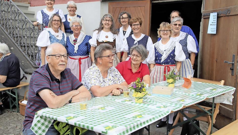 Die Gäste wurden durch die Trachtenleute in ihren schmucken Trachten bedient und kulinarisch verwöhnt. Bild: Roland Müller