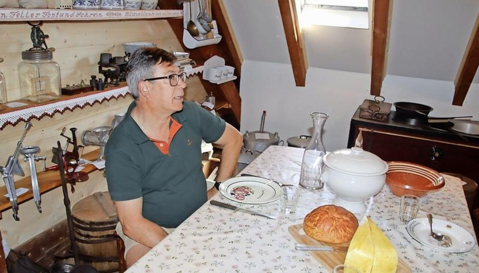 Der Gemeindepräsident von Buch am Irchel, Hansruedi Mosch, nahm im Ortsmuseum zur Saisoneröffnung gleich selber an einem Tisch Platz. Bild: Roland Müller