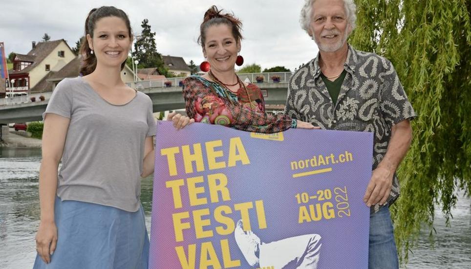Leila Hubmann, Katja Baumann und Simon Gisler (v. l.) freuen sich auf das Steiner Theaterfestival Nordart im August. Bild: tma