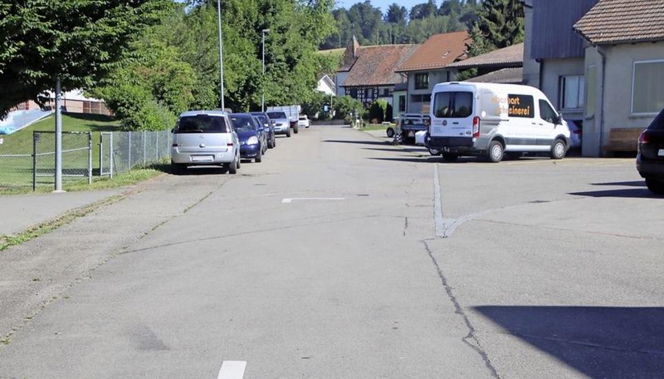 Die Alte Landstrasse in Benken ist stark sanierungsbedürftig. Bild: RoMü