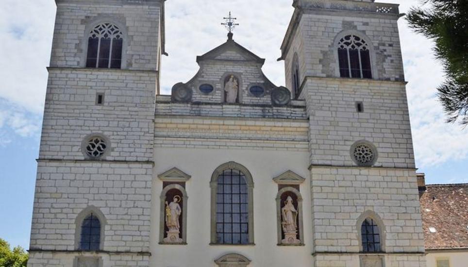 Die durch den Kanton Zürich als Eigentümer restaurierte Klosterkirche Rheinau. Rechts daneben (angeschnitten) der Abttrakt. Bild: ajo