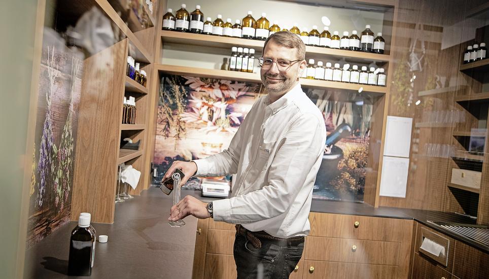 Geschäftsführer Joachim Schröck im Labor der Drogerie «Nature First». Bild: Roberta Fele