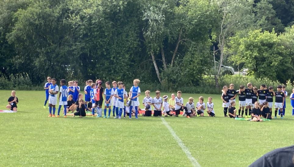 Insgesamt 20 Fussball-Teams aus der Region traten neben der Reiatbadi in Hofen gegeneinander an. Bild: Radio Munot
