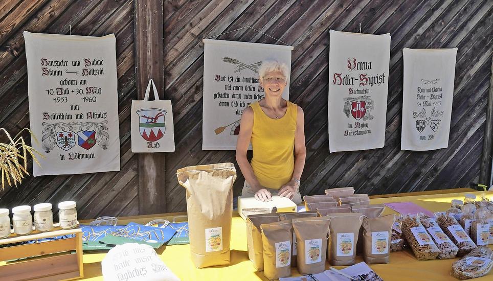 Verena Heller präsentiert Nahrungsmittel aus Urdinkel. Bild: Thomas Brack