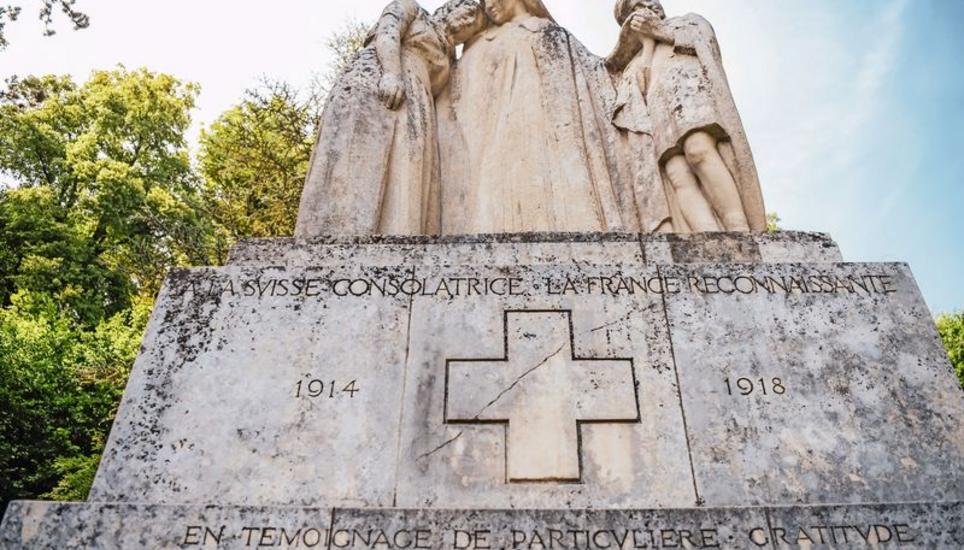 Das Denkmal von Paul Landowski stellt eine französische Mutter mit ihrem Kind dar, welche von einer schweizerischen Pflegenden getröstet wird. Bild: Melanie Duchene
