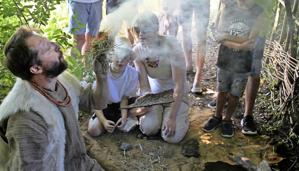 Viel Geduld und Übung: Das Feuer lässt sich ohne moderne Hilfsmittel so einfach nicht hervorlocken. Bild: Corina Fendt