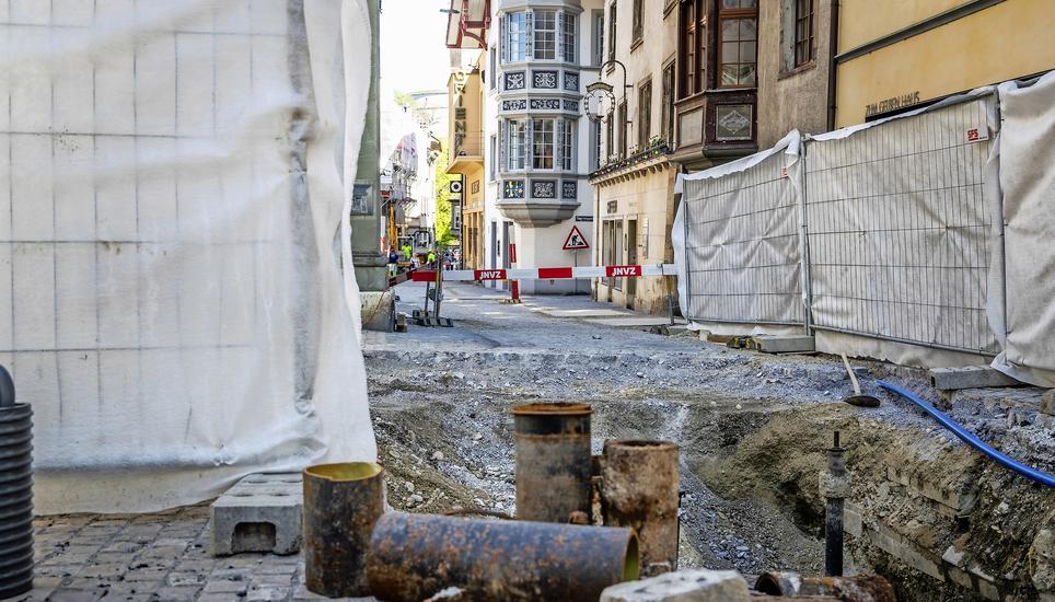 Offene Gassen, Lärm und Staub: Gewerbetreibende und Restaurants spüren die Auswirkungen von monatelangen Baustellen wie hier an der Stadthausgasse. Bild: Melanie Duchene