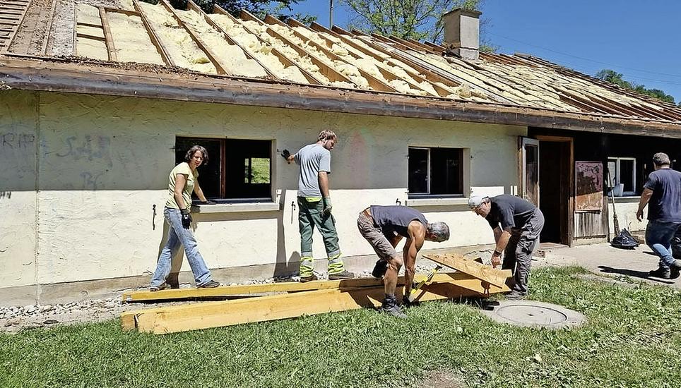 Helferinnen und Helfer beim Rückbau des Steiner Pfadiheims. Bild: zVg