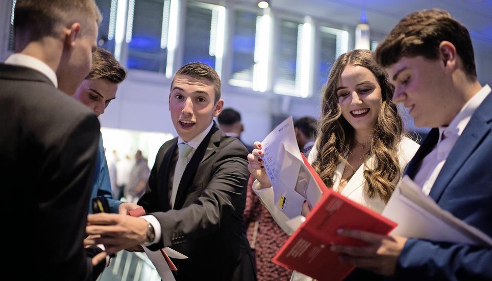 Endlich ist es so weit: Die Diplomandinnen und Diplomanden der Handelsschule Schaffhausen halten ihre eidgenössischen Fähigkeitsausweise in den Händen. Bild: Fabian Stamm