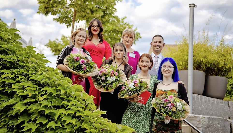 Coiffeusen und ein Coiffeur mit Chefexpertin Conny Frühauf-Waldvogel. Bild: Roberta Fele