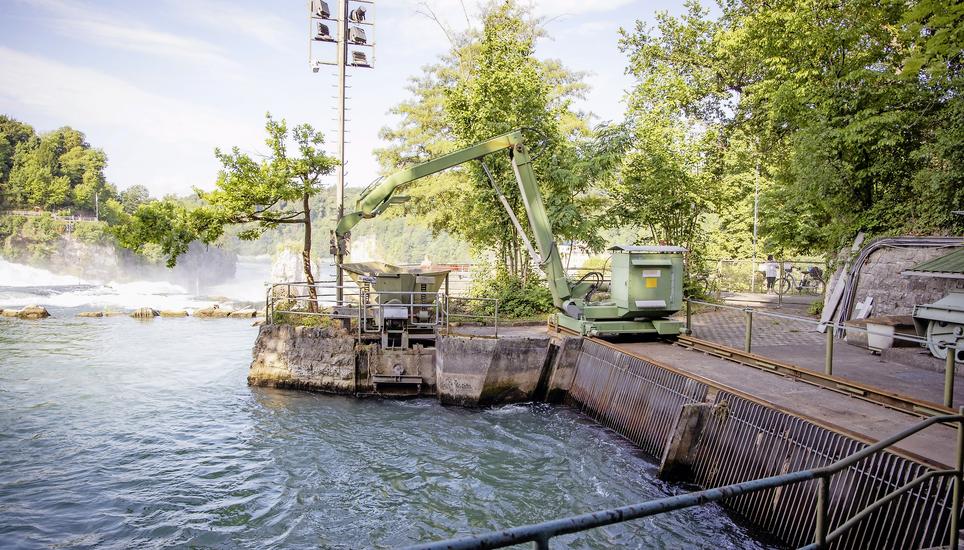 Der Einlauf des Rheinkraftwerks befindet sich nahe des Känzelis. Auf rund neun Metern wird hier für die Stromproduktion Wasser abgezweigt. Das Bild zeigt die grüne Rechenreinigungsmaschine bei der Arbeit. Bild: Roberta Fele