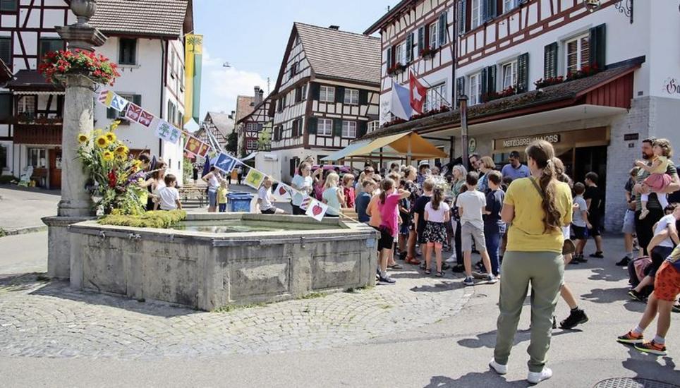 Rund um den geschmückten Ochsenbrunnen wurde gefeiert. Bild: Roland Müller
