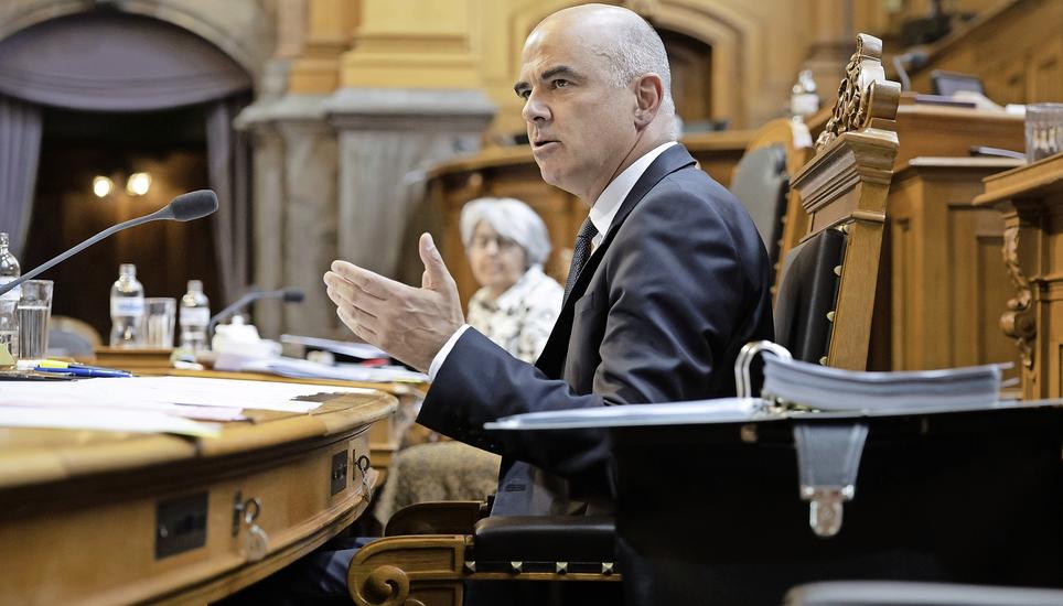 Der Druck auf ihn steigt: Bundesrat Berset in der Sommersession im Ständerat. Bild: Key