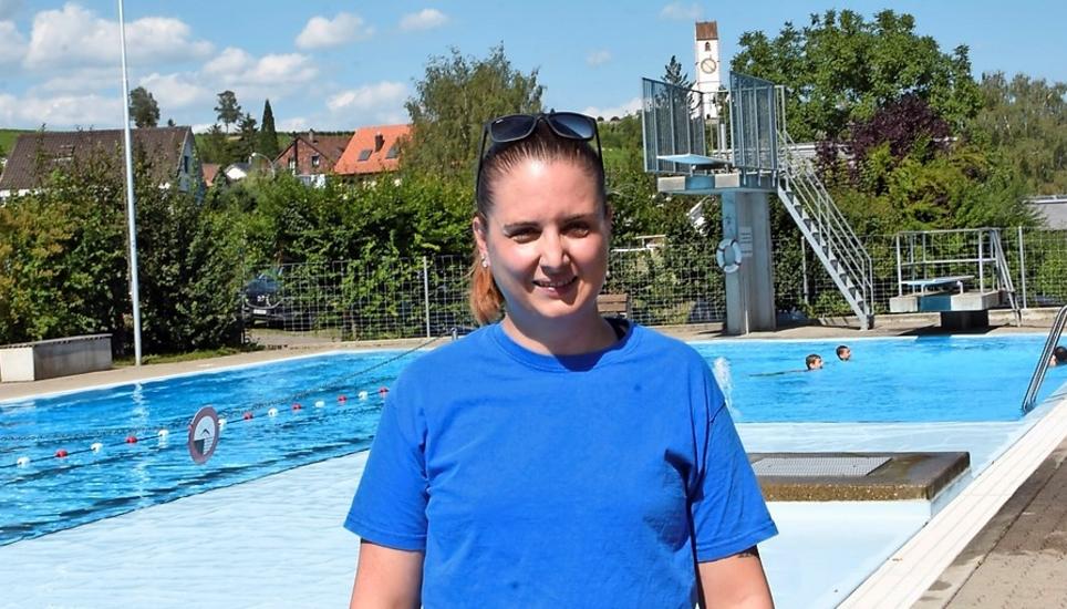 Marisa Weber arbeitet im Schwimmbad Hallau freiwillig als Bademeisterin. Bild: Mirza Hodel