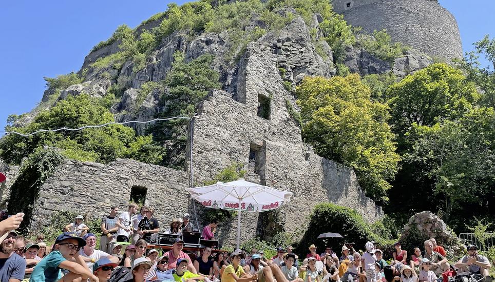 Vor atemberaubender Kulisse folgte das Publikum beim Burgfest auf dem Hohentwiel den Künsten der Gaukler und Zauberer. Bild: Gudrun Trautmann