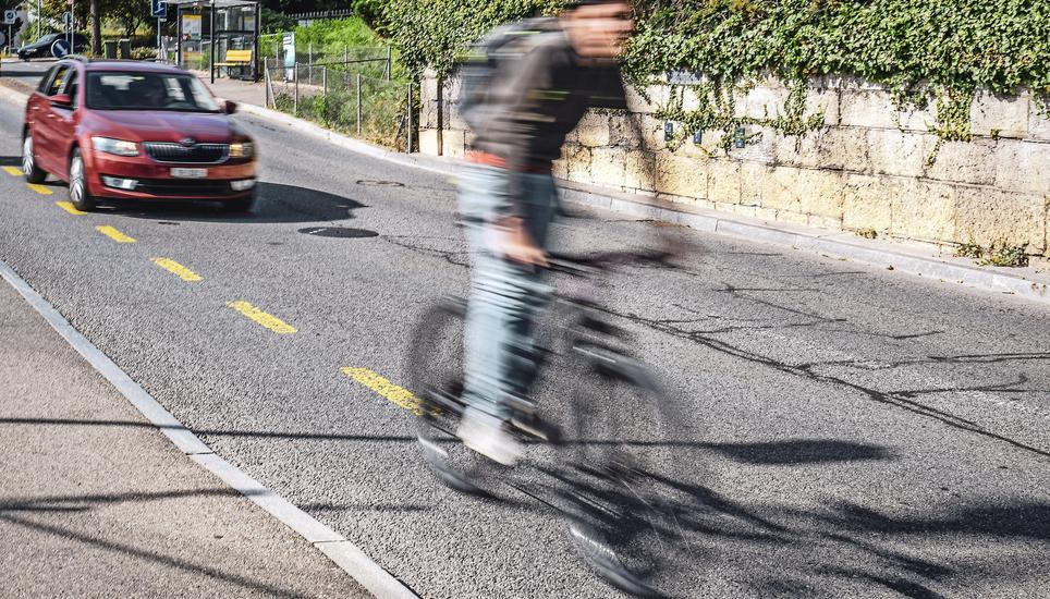 Auf der Neuhauser Rosenbergstrasse ist abschnittsweise die Einführung einer Tempo-30-Zone geplant. Die Postulanten wollen das verhindern. Bild: Melanie Duchene