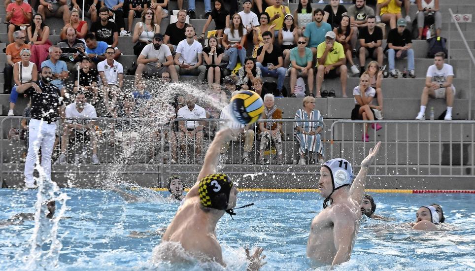 Ein intensives Spiel: der Schaffhauser Márk Kállay (l.) im Duell gegen Kreuzlingens Topscorer Robin Pleyer. Bild: Pascal Oesch