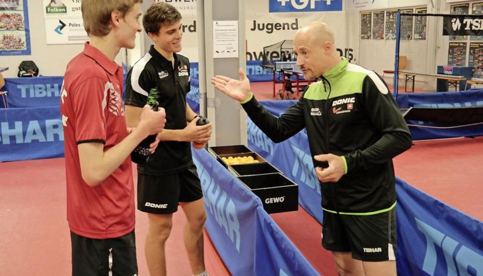 Der Chef Nachwuchs von Swiss Table Tennis, Pedro Pelz (rechts), mit Mauro Schärrer (links) und Elias Hardmeier (Mitte). Bild: poe