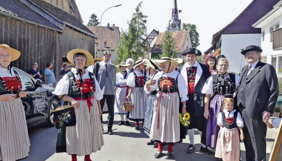 In kantonalen Trachten spazieren die Trachtenfreunde durch das festlich geschmückte Dorf. Bilder. Theo Kübler