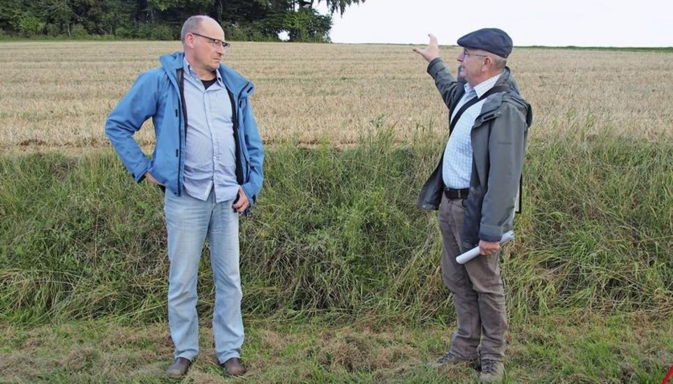 Bene Müller (l.) scheut die Konfrontation in Sachen Windpark Brand bei Tengen nicht. Hier diskutiert er mit Wolfgang Kramer, der das Landschaftsbild im Hegau massiv gefährdet sieht. Bild: Gudrun Trautmann