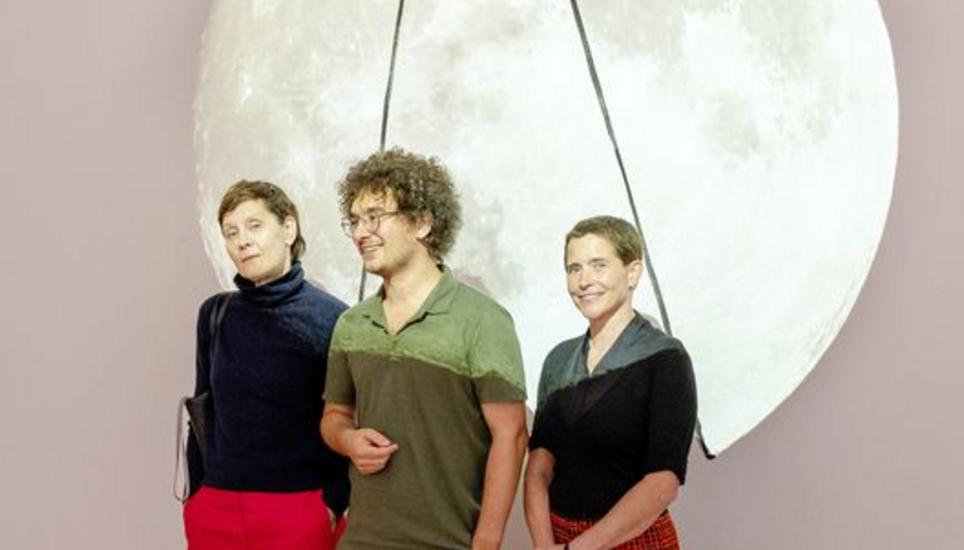 Sandra Boeschenstein (r.), Julian Denzler, Kurator Gegenwartskunst und Zilla Leutenegger vor Leuteneggers «Ungewöhnlicher Besuch» (2022). Bild: Jeannette Vogel